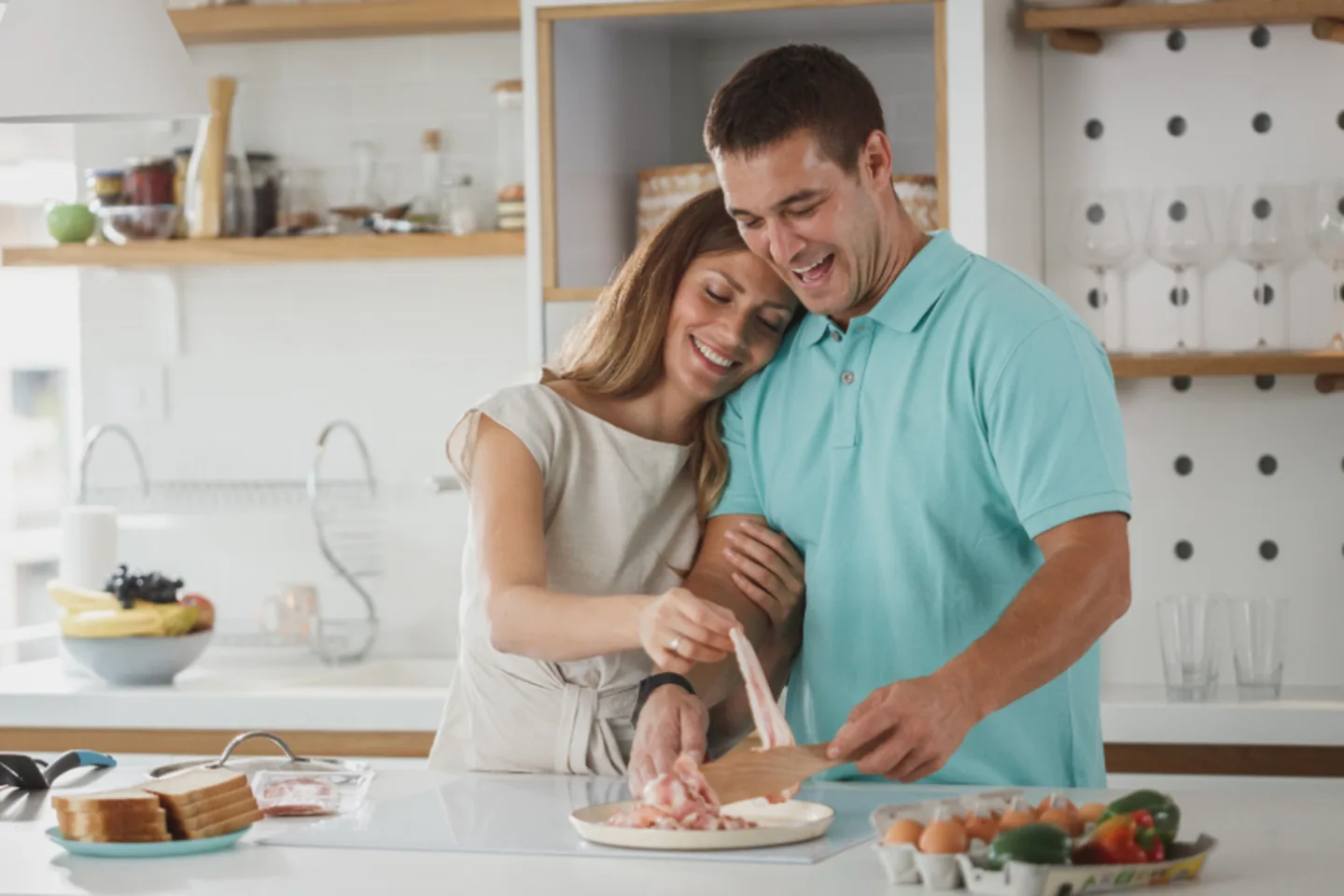 Zwei und weitere Teilnehmende kochen gemeinsam frische Pasta