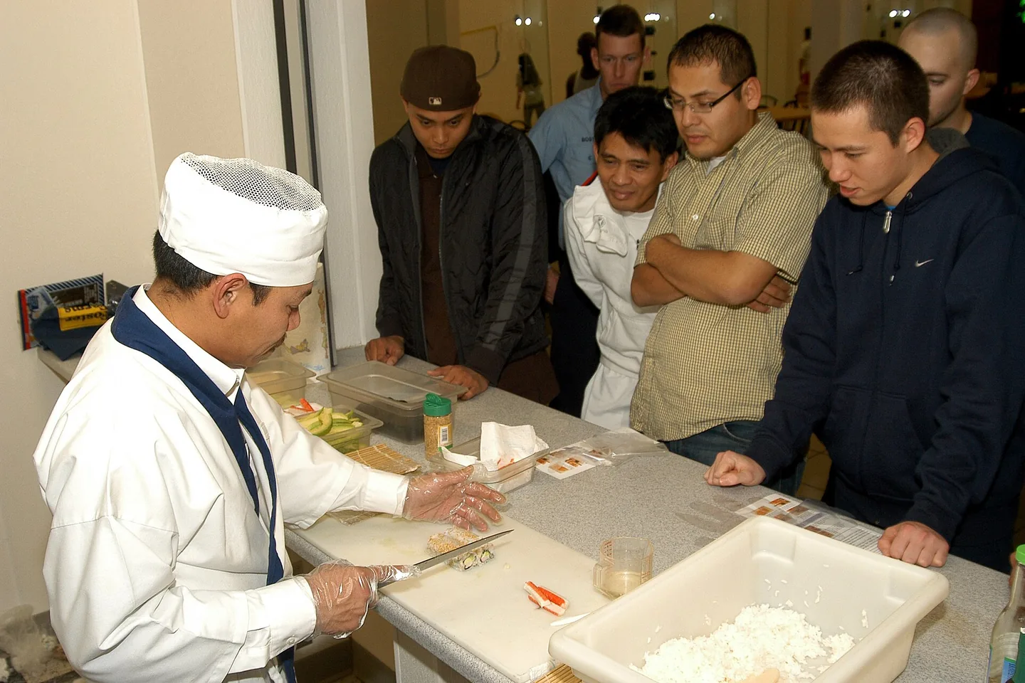 Sushi und Dumplings werden in einer Kursküche geformt